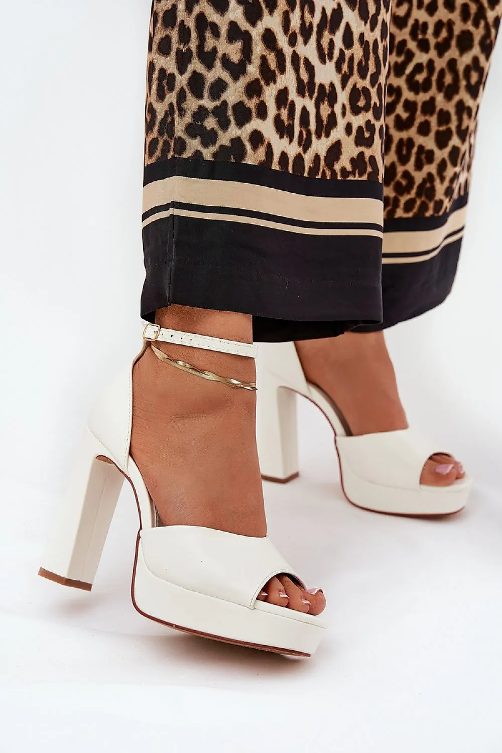 Heel sandals Step in style