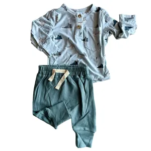 Henley Shirt & Slim Harlem Pants | Sneakers