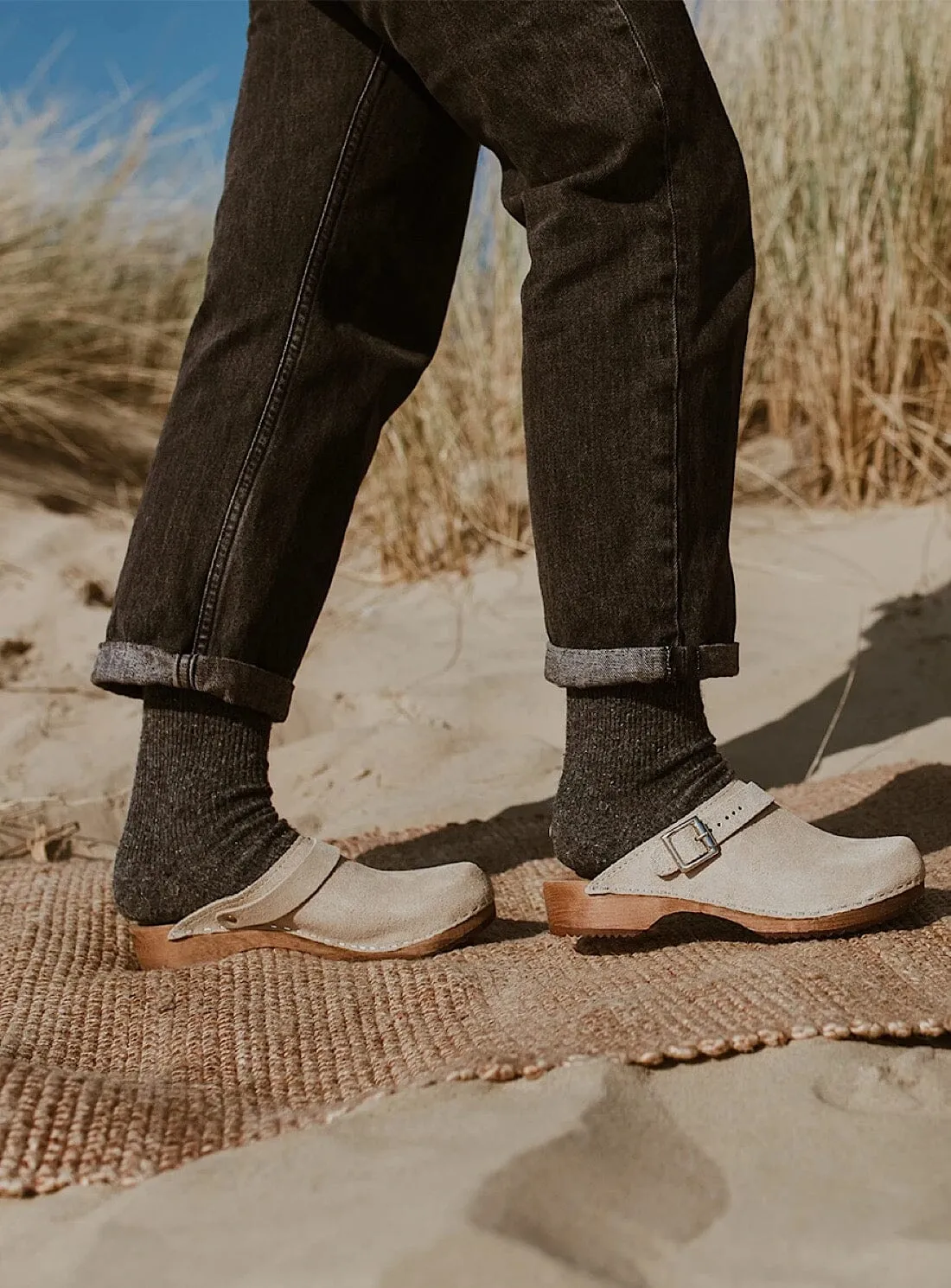Low Klassisk Strap Clog in Sand Suede