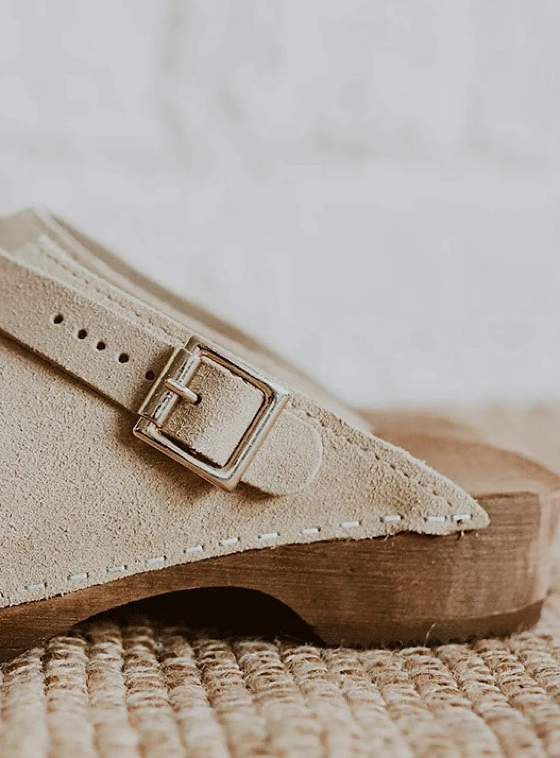 Low Klassisk Strap Clog in Sand Suede