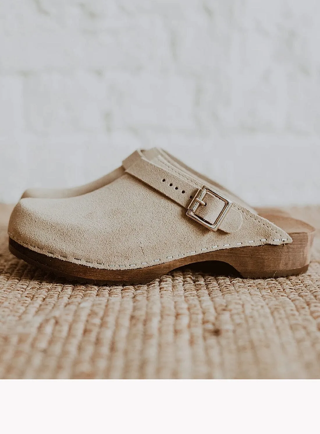 Low Klassisk Strap Clog in Sand Suede