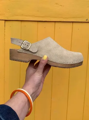 Low Klassisk Strap Clog in Sand Suede