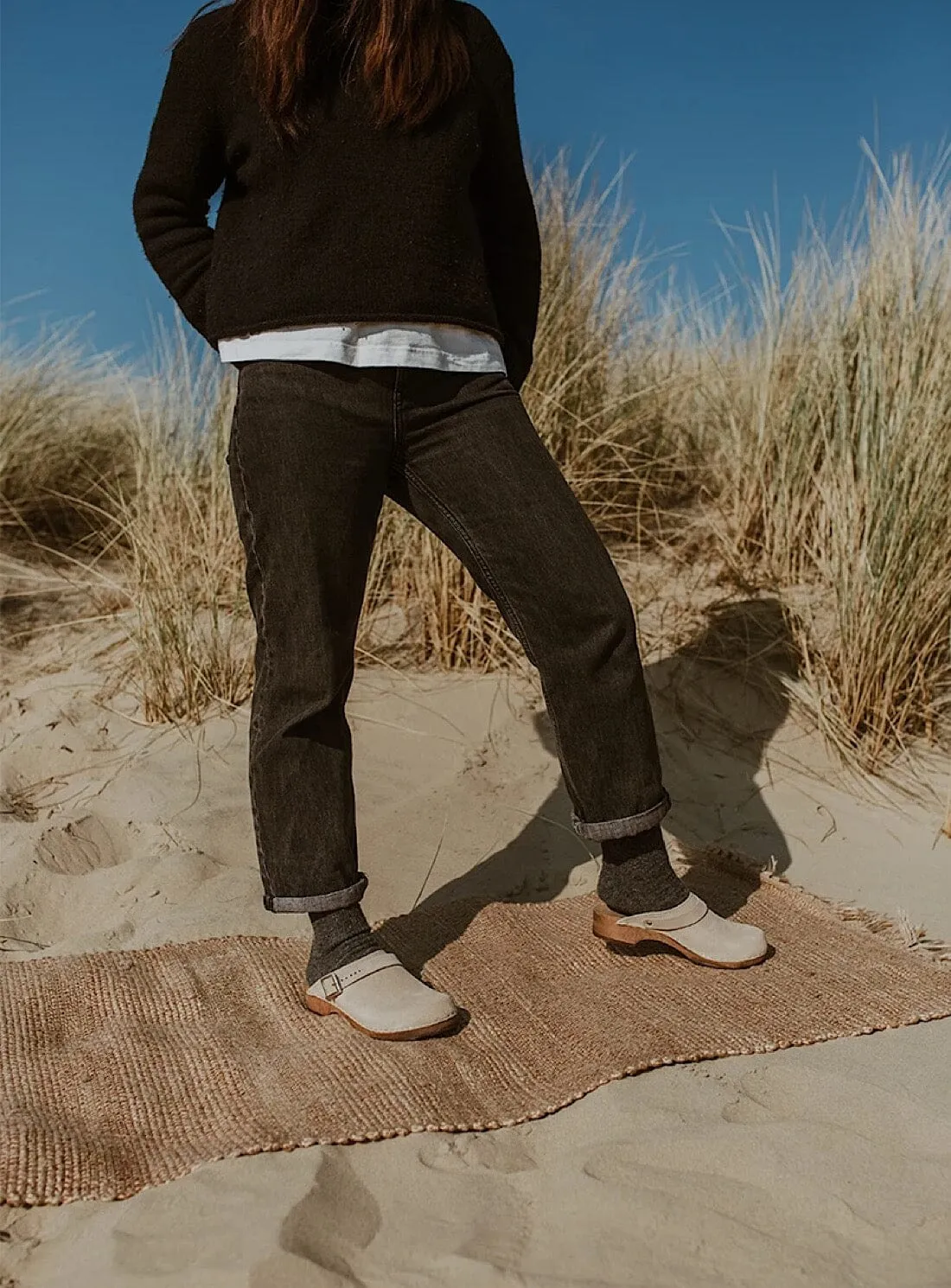 Low Klassisk Strap Clog in Sand Suede