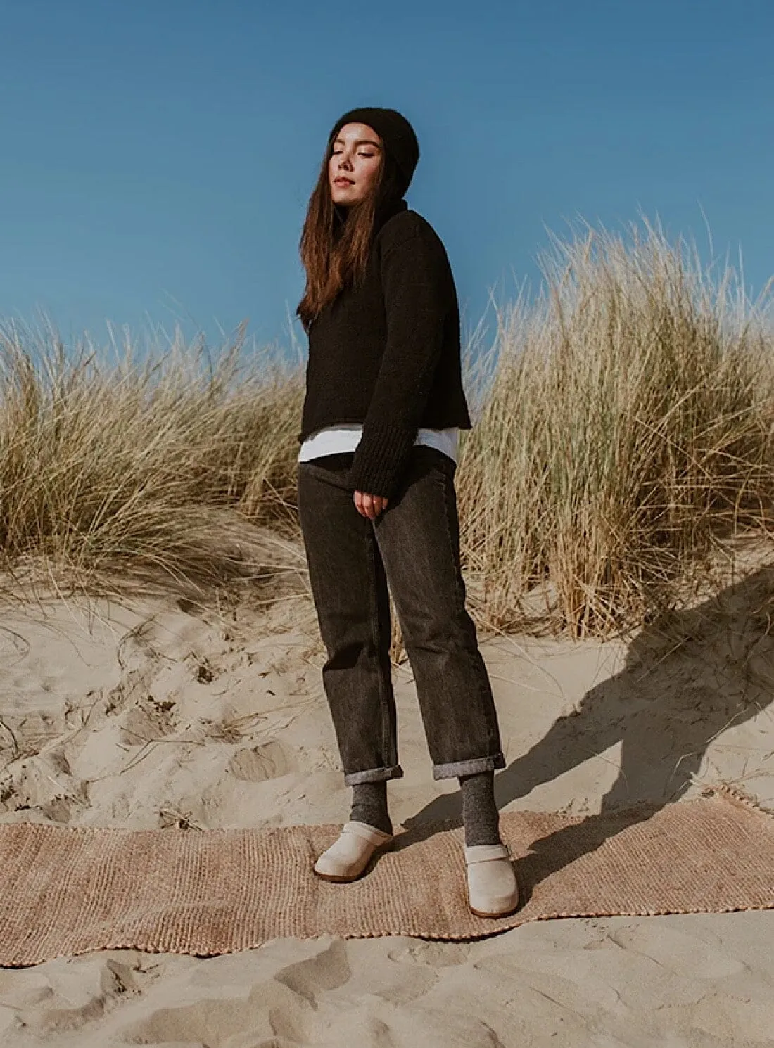 Low Klassisk Strap Clog in Sand Suede