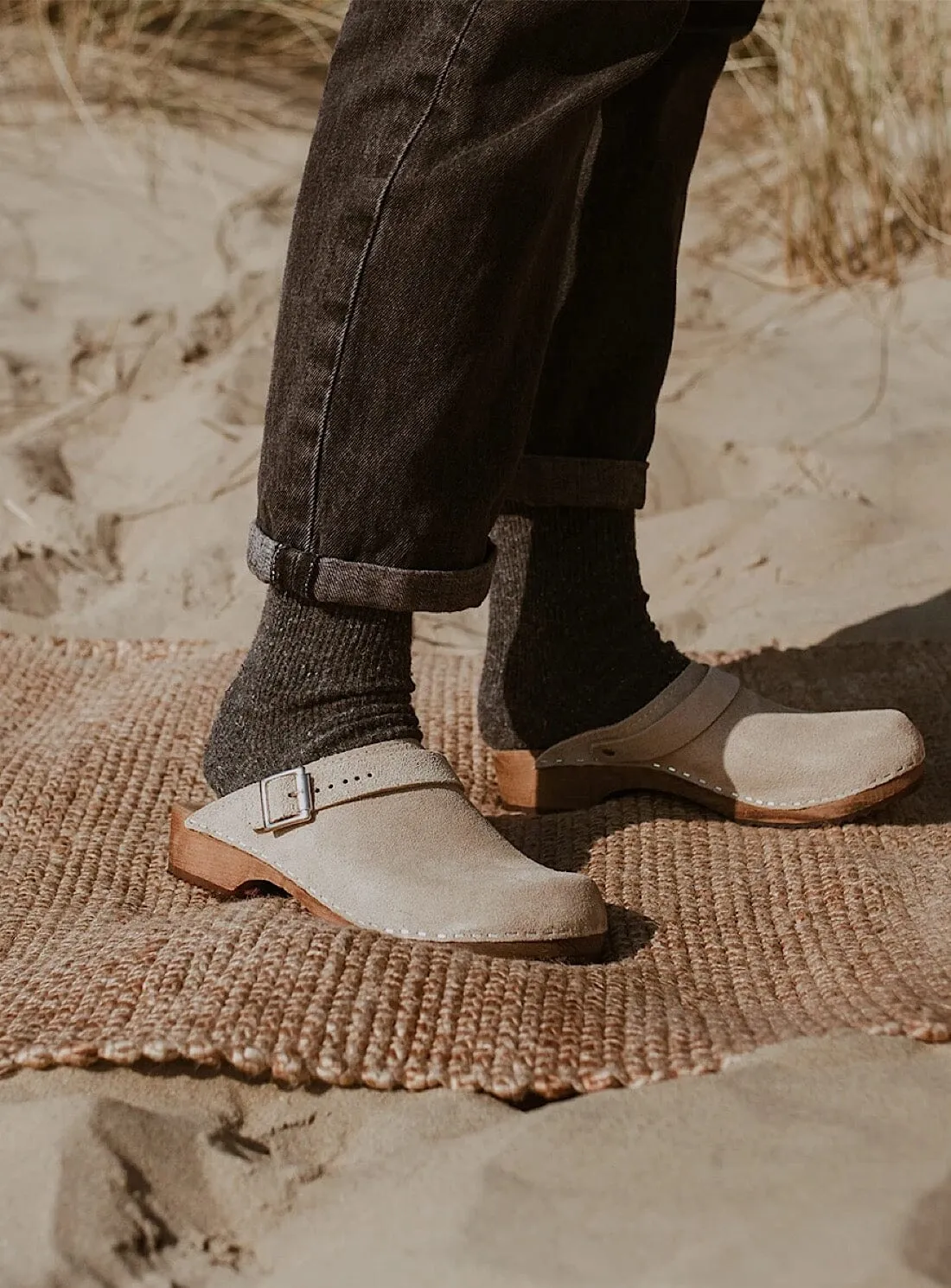 Low Klassisk Strap Clog in Sand Suede