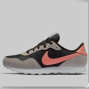 Nike MD Valiant Low Grey Atomic Pink Sneaker SZ 4.5Y