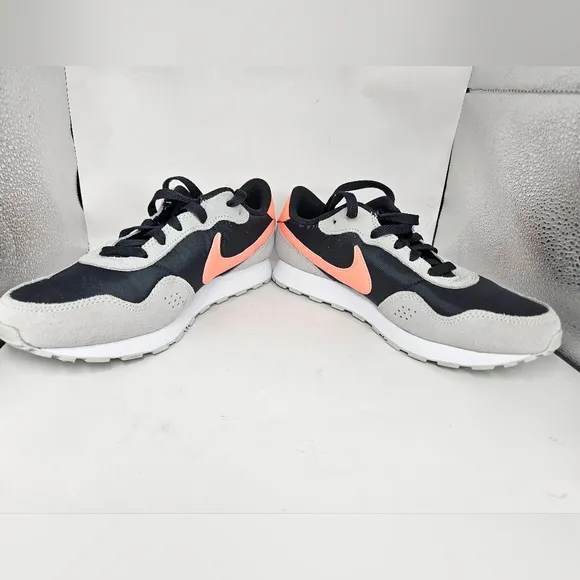 Nike MD Valiant Low Grey Atomic Pink Sneaker SZ 4.5Y