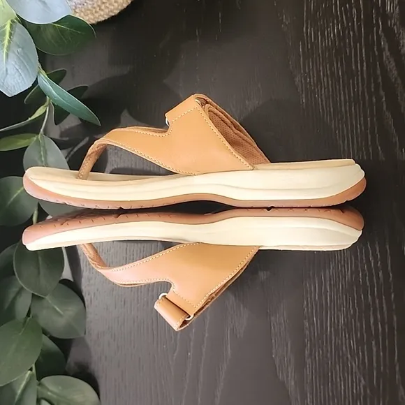 Rockport Sandals Flip Flops 7.5 W Sandals Tan Leather MTM Sport Thong