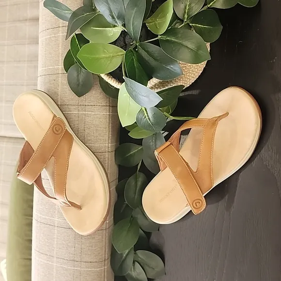 Rockport Sandals Flip Flops 7.5 W Sandals Tan Leather MTM Sport Thong