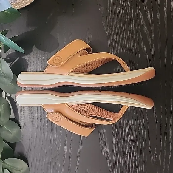 Rockport Sandals Flip Flops 7.5 W Sandals Tan Leather MTM Sport Thong
