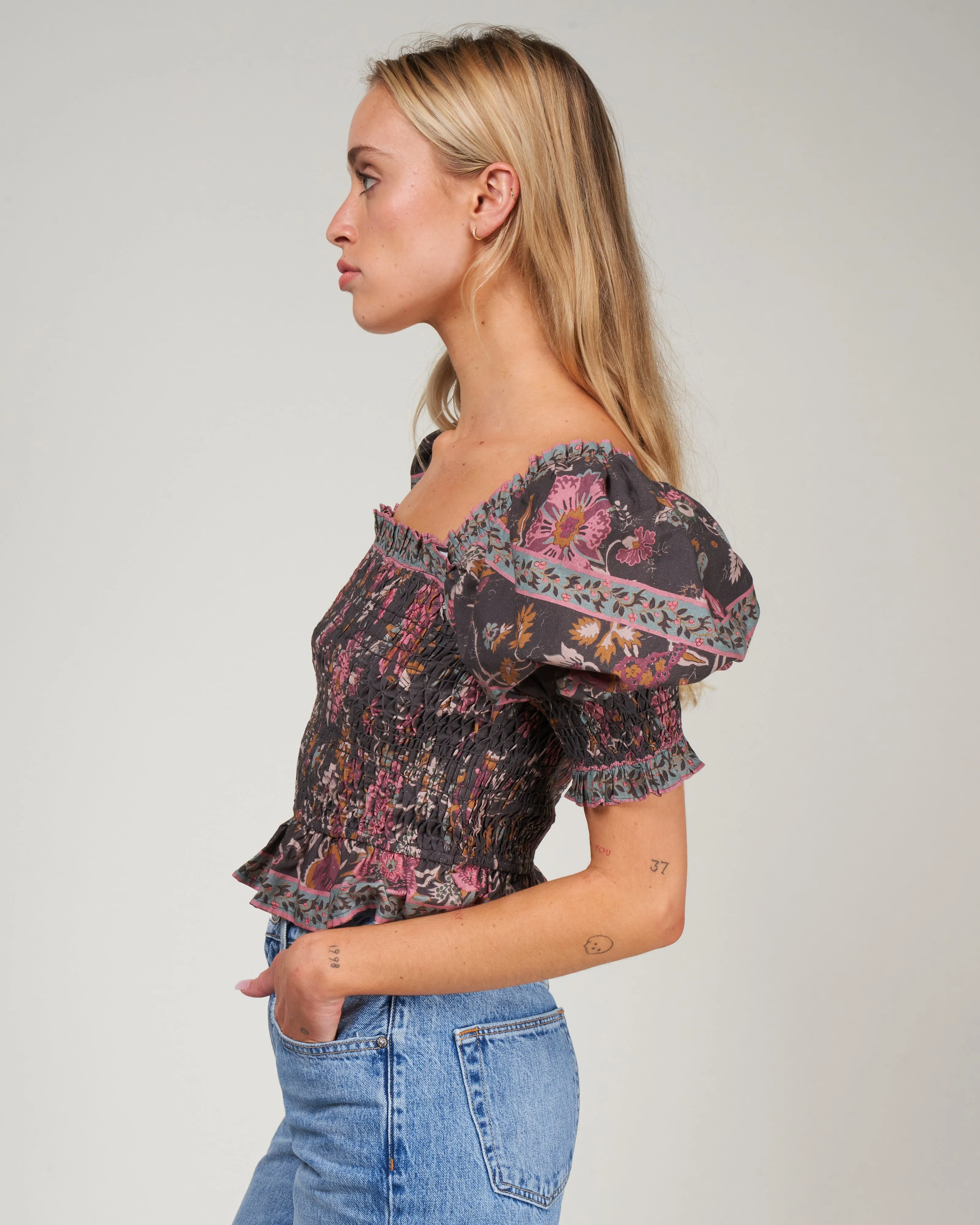 tess print puff slv smocked top - black