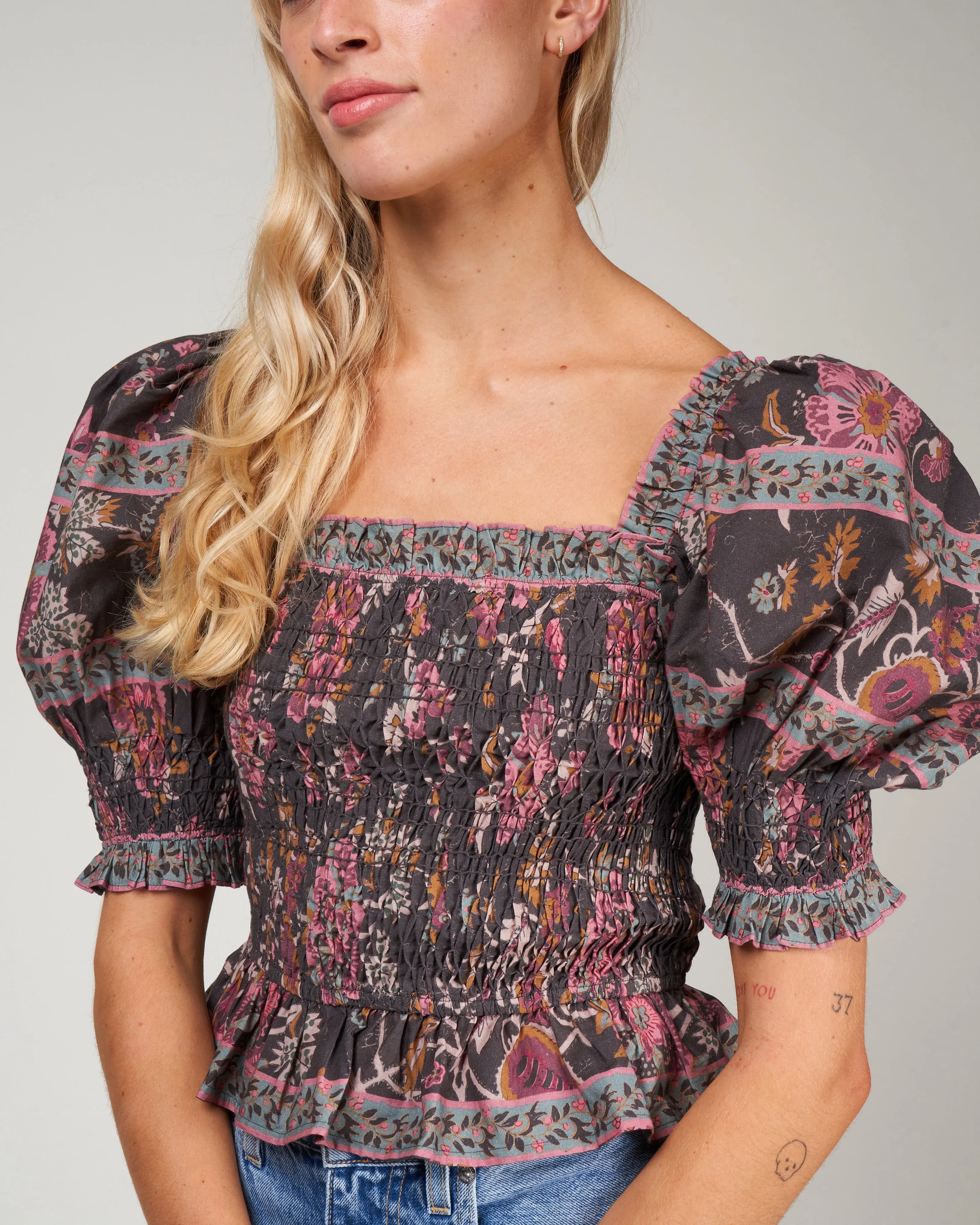 tess print puff slv smocked top - black