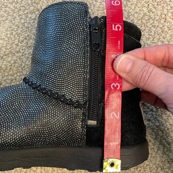 Ugg Short Mini Cozy Boots JI Heart Ivy / Metallic &amp; Suede Zipper Big Girls Sz 4